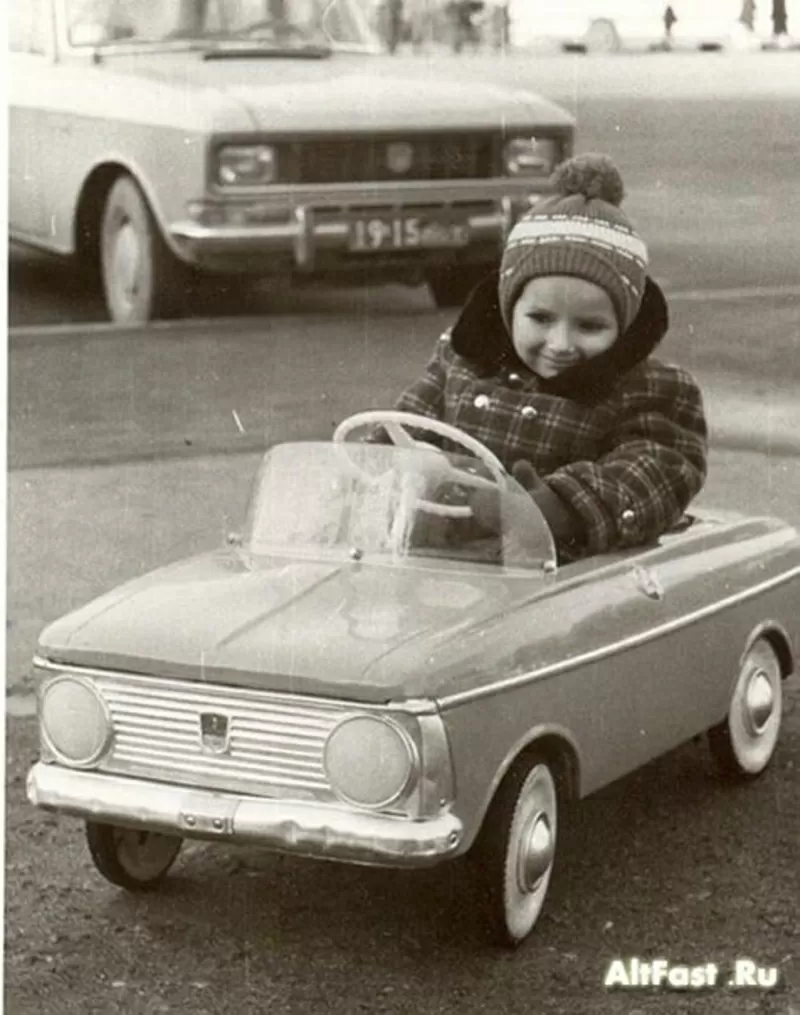 детский педальный автомобиль